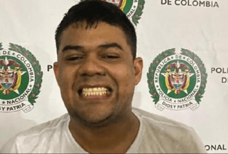 Policía que cogieron robando en Barranquilla posó sonriendo en la foto de reseña