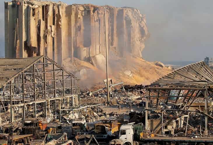 Restos de trigo incendian los restos de los silos del puerto de Beirut tras dos años de la explosión