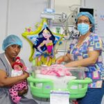 Sale del hospital la bebé ecuatoriana que nació en el inodoro y creyeron muerta