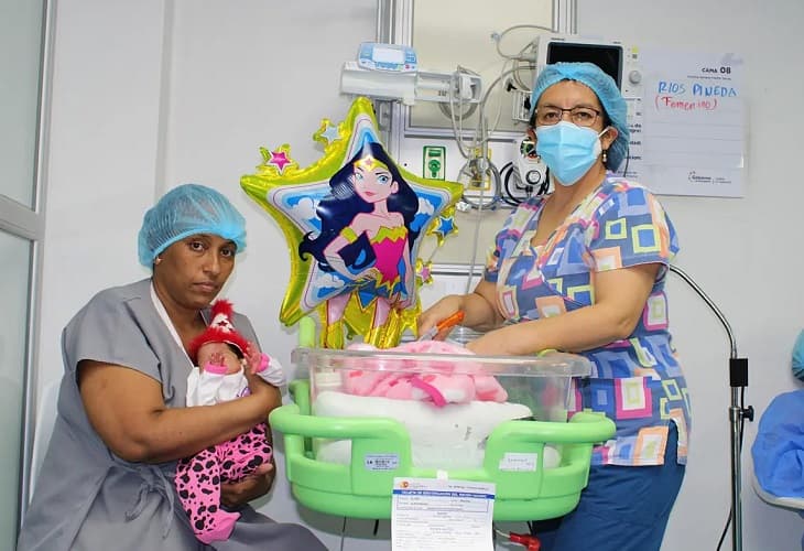 Sale del hospital la bebé ecuatoriana que nació en el inodoro y creyeron muerta