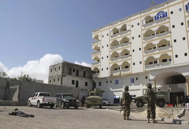 Tres muertos y nueve heridos en el ataque yihadista a un hotel en Somalia