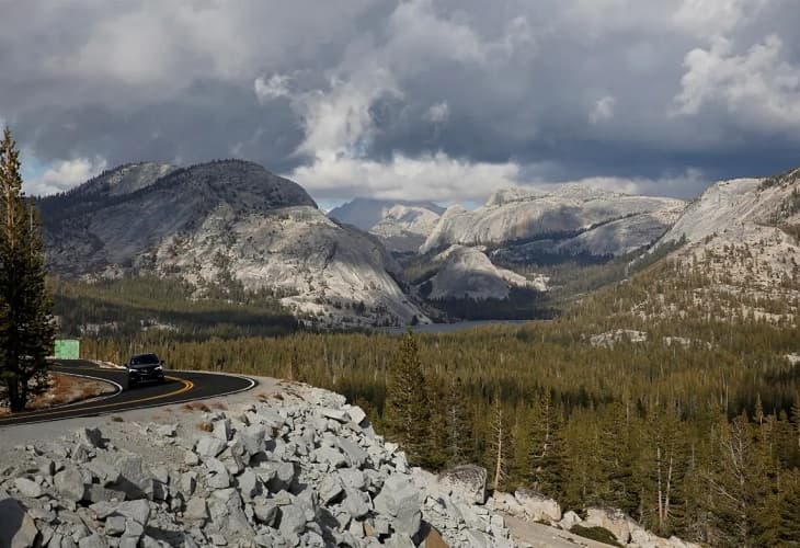 Un fuerte incendio amenaza las secuoyas en el parque de Yosemite en EE.UU.