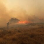 Un gran incendio forestal al noreste de Atenas obliga a evacuar dos pueblos
