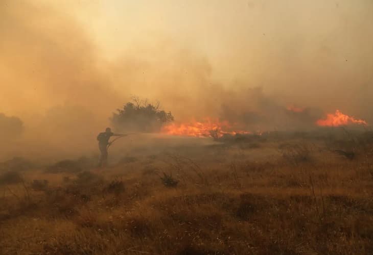 Un gran incendio forestal al noreste de Atenas obliga a evacuar dos pueblos