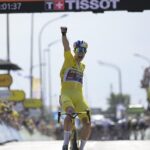 Van Aert gana volando y refuerza el amarillo