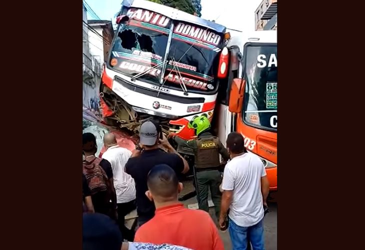 Aparatoso accidente de bus en barrio Manrique este sábado 30