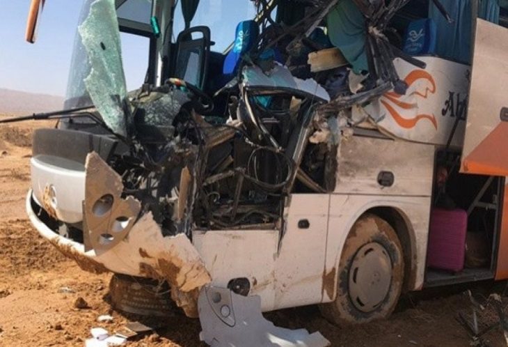 25 personas mueren en choque de bus con un camión estacionado, en Egipto
