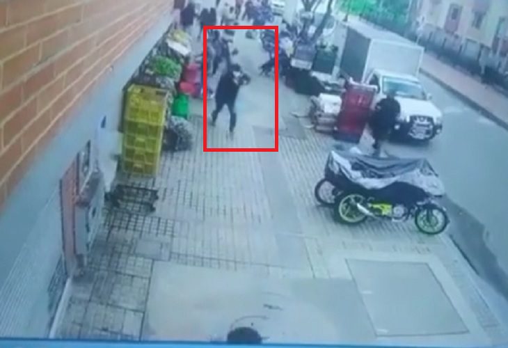 Revelan video del asesinato de dos personas afuera de un Fruver en Suba