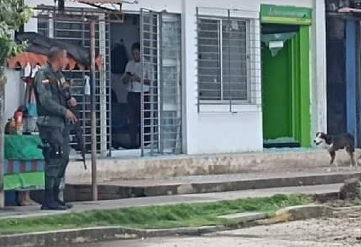 Con granada atacaron a policías que estaban cerca del Banco Agrario de Guaranda