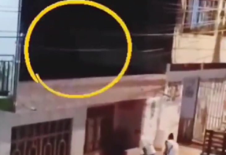 Supuesta bruja se 'parqueó' en un techo en Cali y ciudadanos quisieron capturarla