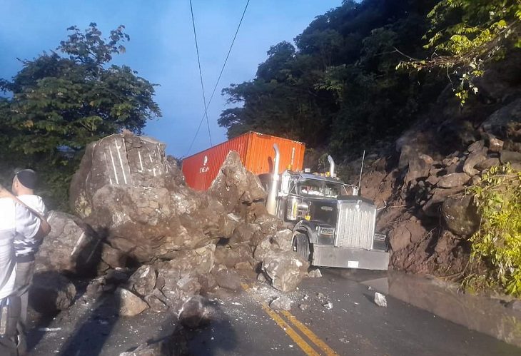 Caída de rocas en vía Santa Fe- Bolombolo, el viernes 29
