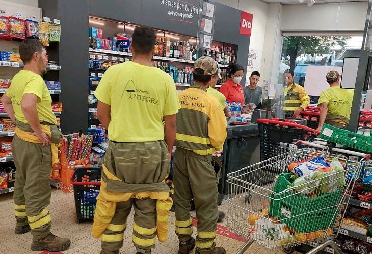 Mayte Velasco, la cajera del bondadoso gesto con bomberos que combaten el incendio de Zamora