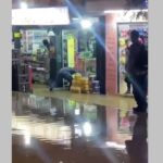 La rotura de un tubo inundó una calle completa en el barrio Manrique