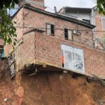 Desmontan casa en Palos Verdes, Manrique, que podría caer en cualquier momento