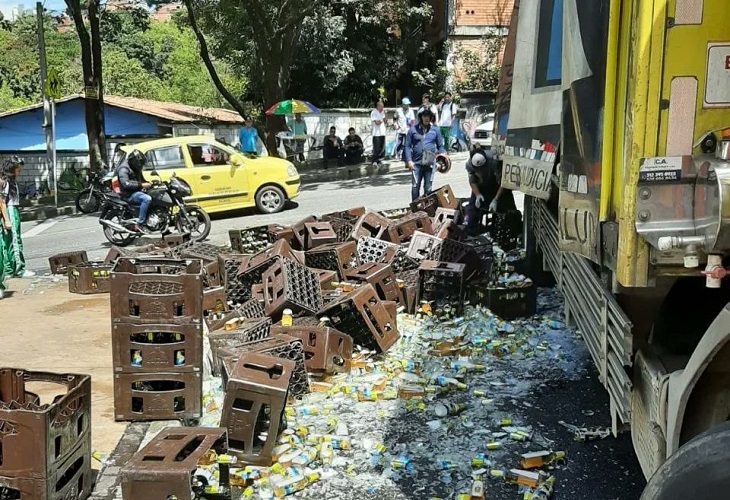 Se le salió la carga a un camión cargado de Cerveza Águila en el barrio Castilla