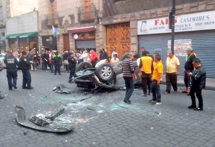 Hombre murió en camioneta que cayó del segundo piso de estacionamiento, en CDMX