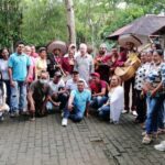 En Montería y con algunos vecinos celebró Álvaro Uribe su cumpleaños 70