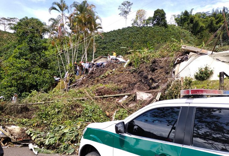 Un niño muerto y 19 rescatados tras derrumbe que cayó sobre escuela en Tapartó