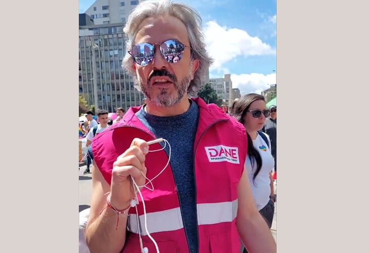 Juan Daniel Ovideo, director del DANE, hizo presencia en marcha LGBTIQ en Bogotá