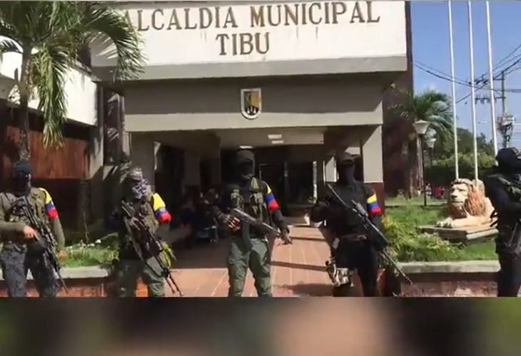 Disidencias de Farc se graban enviando mensaje afuera de alcaldía de Tibú
