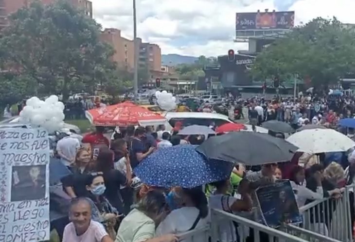 Fanáticos de Darío Gómez se apostaron a las afueras de la iglesia de Santa Gema