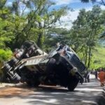 Por poco pasa una tragedia en volcamiento de una grúa de la policía, en Valdivia