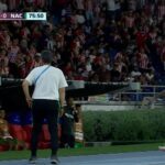 Jarlan mostrándole el escudo de Nacional a hinchas de Junior
