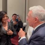 Marbelle le llevó serenata a Uribe y él le declamó un poema