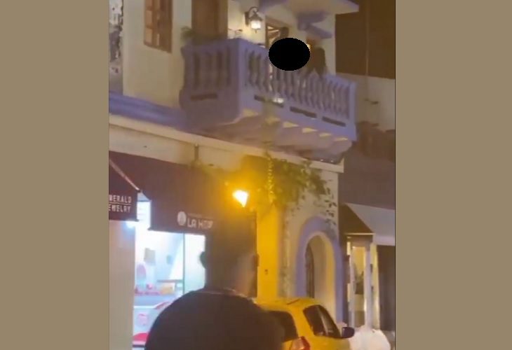 Multan a pareja captada en actividad íntima en un balcón de Cartagena