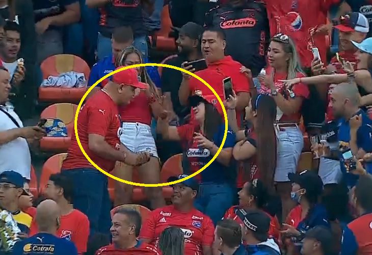 Hincha del DIM le pidió matrimonio a su novia en tribuna del Atanasio Girardot