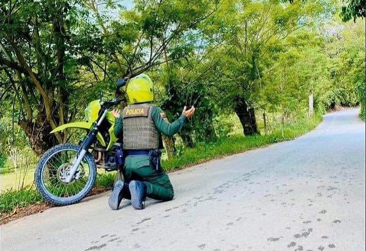 Viralizan foto de policía orando en una vía antes de iniciar sus labores