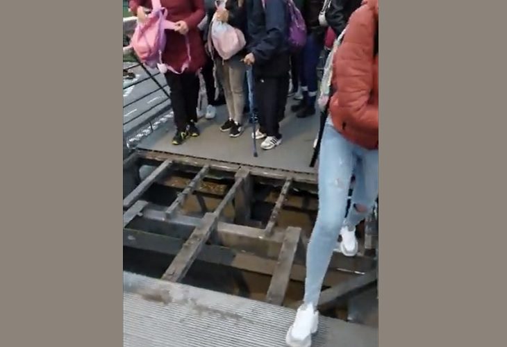 Usuarios de Transmilenio en estación Paloquemao exponen sus vidas en puente peatonal