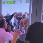 Roy Barreras le lanzó 'besitos' a manifestantes de derecha, en Plaza Mayor