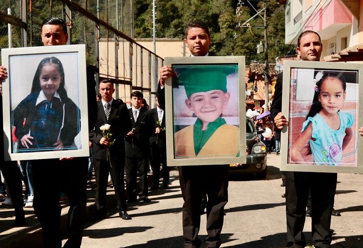 Andes: entierro de los 3 niños que murieron en deslizamiento