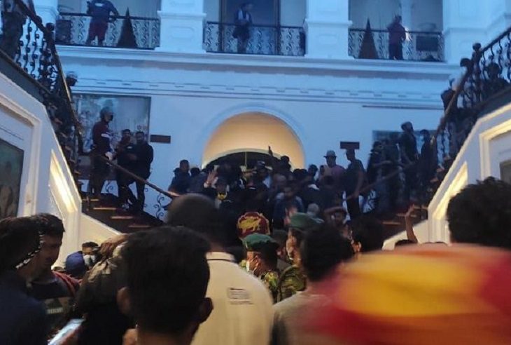 Manifestantes irrumpen en la residencia del presidente de Sri Lanka