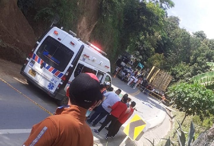 En la vía Bolombolo murieron 3 personas que iban en una moto