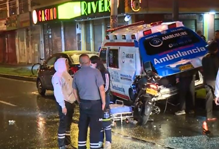 Triple choque de ambulancias en 'pelea' por atender un accidente, en Bogotá