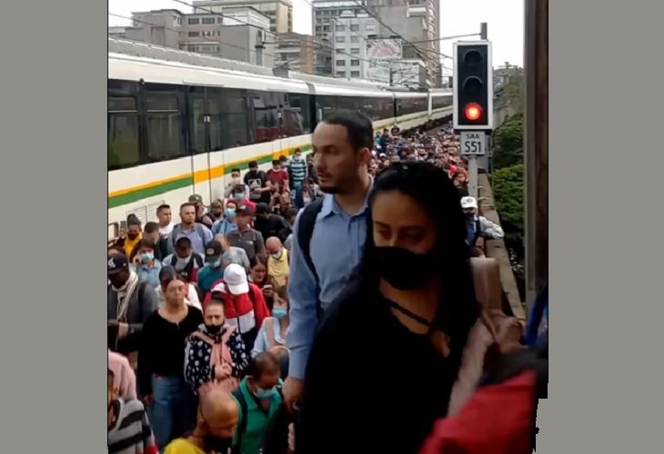 Por los rieles les tocó caminar a usuarios del metro de Medellín, tras daño en un tren