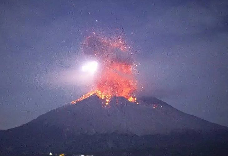 Erupción del volcán 'Sakurajima' provoca alerta máxima en Japón