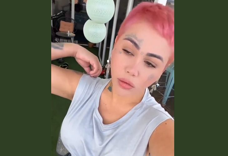 Yina Calderón se cortó el pelo y ahora luce un pixie rosado