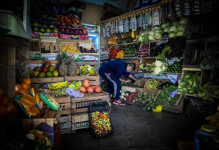Argentina sube la tasa de referencia a 69,5 % ante la aceleración de la inflación