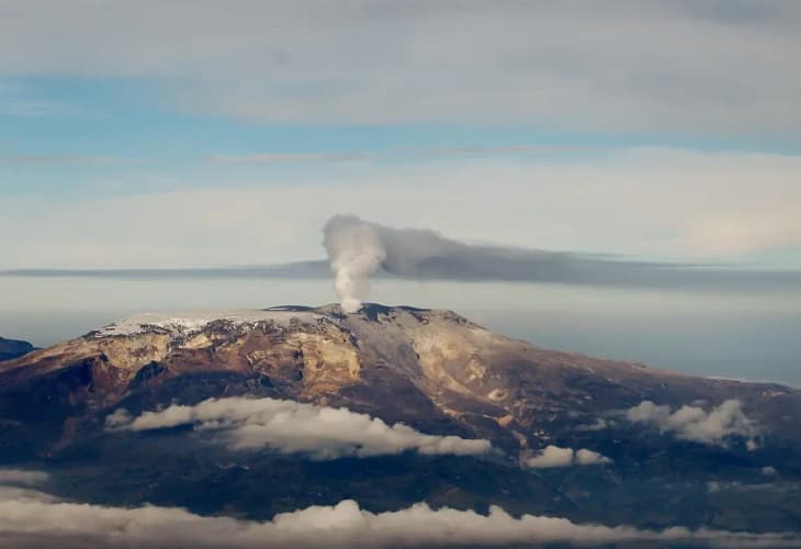 Aumenta la actividad sísmica del volcán Nevado del Ruiz en Colombia