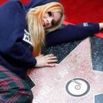 Avril Lavigne celebra 20 años de éxito con una estrella en el Paseo de la Fama