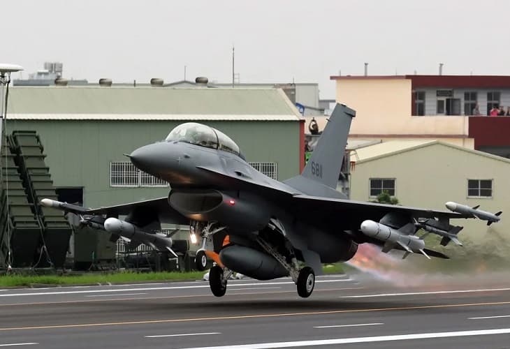 China continúa las maniobras militares alrededor de Taiwán, que denuncia un ataque simulado