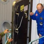 Cosmonautas rusos inician una nueva caminata espacial para acoplar un brazo robótico