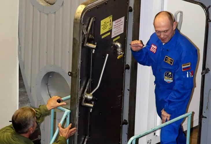 Cosmonautas rusos inician una nueva caminata espacial para acoplar un brazo robótico