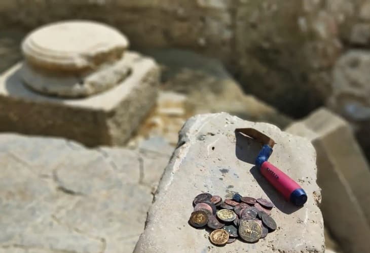 Descubren un tesoro con miles de monedas romanas en unas termas de Italia (1)