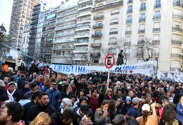 Disturbios entre manifestantes y policía frente vivienda de Cristina Kirchner