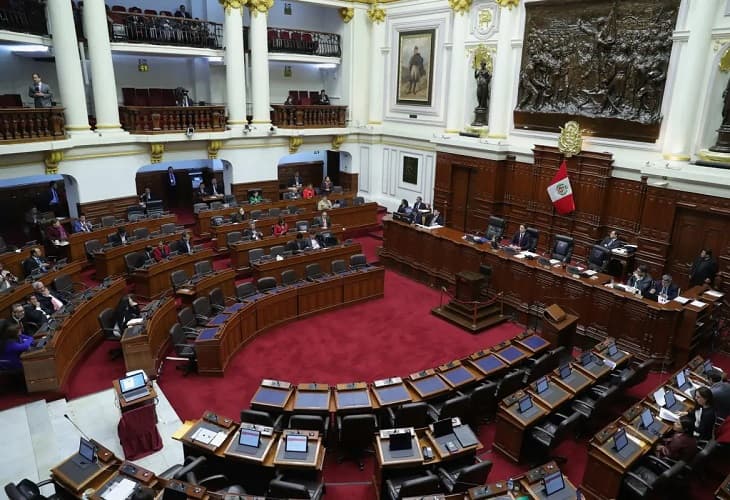Congreso peruano destituye a su presidenta por concertar leyes con su partido