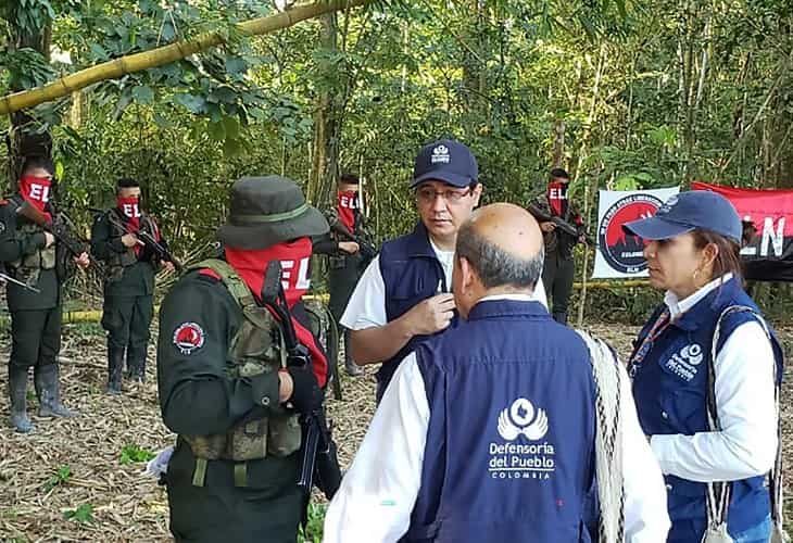 El ELN deja en libertad a cinco soldados y un policía que secuestró en Colombia